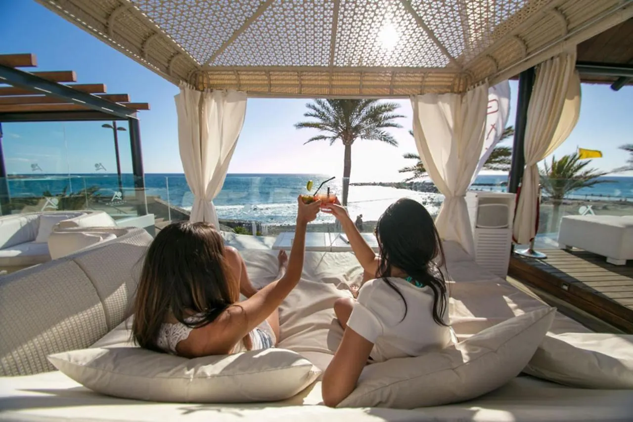 Centrally Located Apartment Close To The Ocean. 아로나