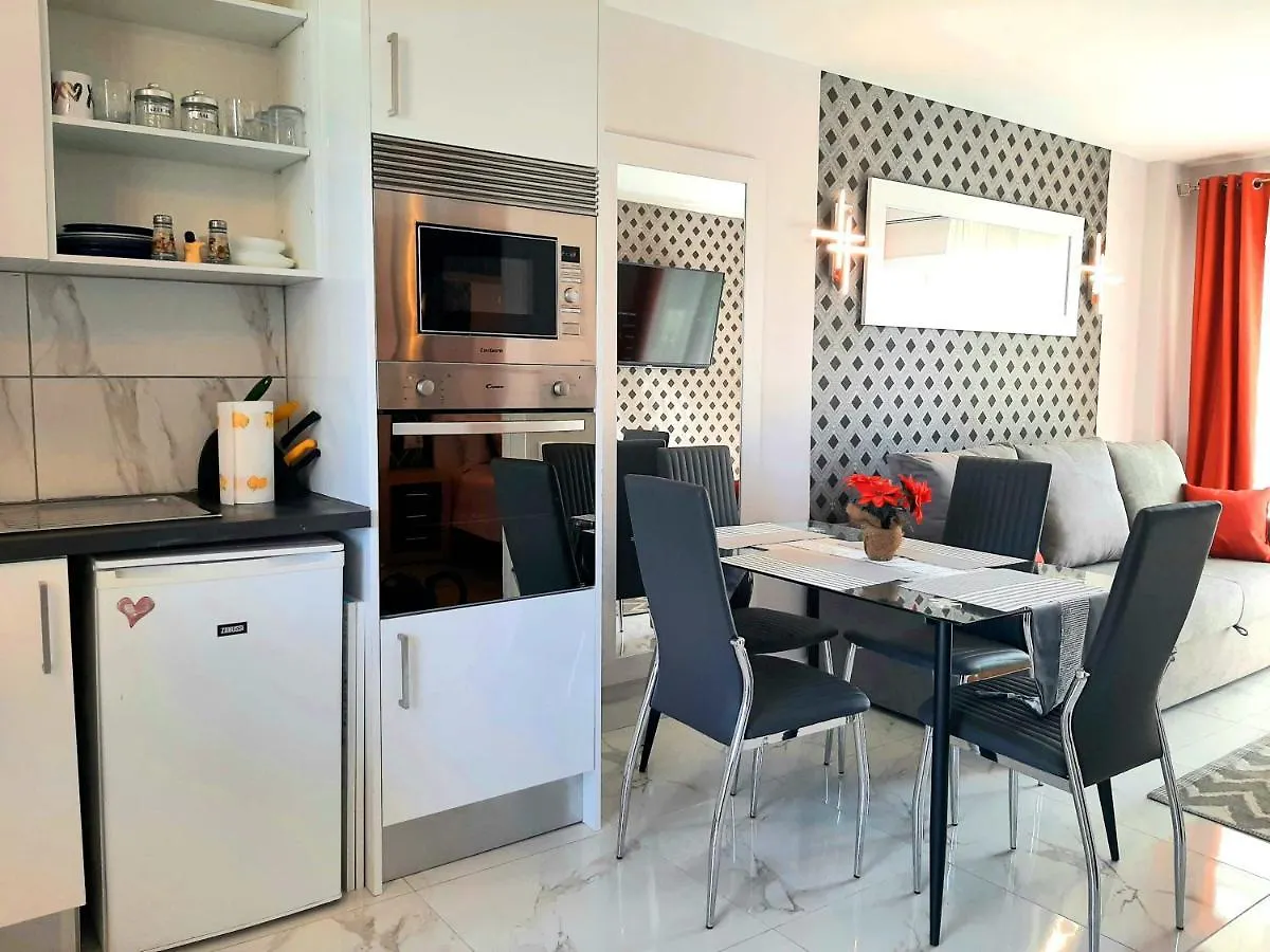 Centrally Located Apartment Close To The Ocean. Arona