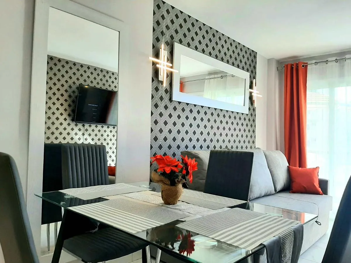 Centrally Located Apartment Close To The Ocean. 아로나