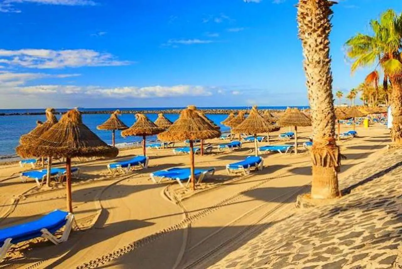 Centrally Located Apartment Close To The Ocean. 아로나